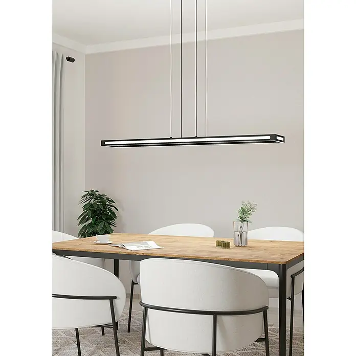 Eglo LED-Pendelleuchte Salvilanas-Z - L x B x H: 1.160 x 200 x 1.100 mm, 33 W, Dimmbar - Moderne, schwarze LED-Hängeleuchte über einem Holztisch mit weißen Stühlen, die dem Raum ein stilvolles Ambiente verleiht.