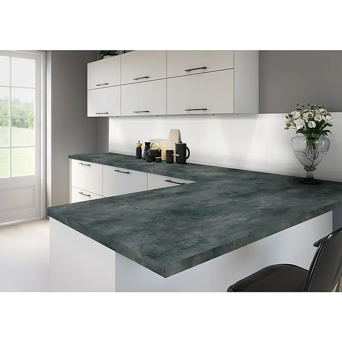Resopal Basic Küchenarbeitsplatte nach Maß - Blue Steel, Stärke: 3,8 cm, Breite: 60 cm - Moderne Küche mit grauer Arbeitsplatte und weißen Schränken. Blick auf die stilvolle Kücheneinrichtung und das minimalistische Design.