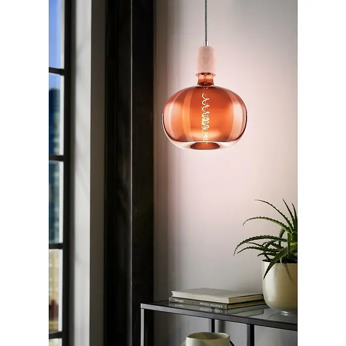 Eglo LED-Lampe Apple - E27, Dimmbar, Warmweiß, 40 lm, 4 W, Farbe: Kupfer - Nahaufnahme einer stilvollen Pendelleuchte mit bernsteinfarbenem Glas und dekorativem Glühfaden, die warmes Licht spendet.