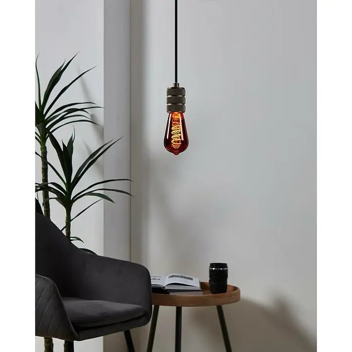 Eglo LED-Lampe ST64 - E27, Dimmbar, Warmweiß, 30 lm, 4 W, Kupfer - Nahaufnahme einer Edison-Glühbirne mit filigranem Spiralglühfaden, die von einer Fassung aus gebürstetem Metall gehalten wird.