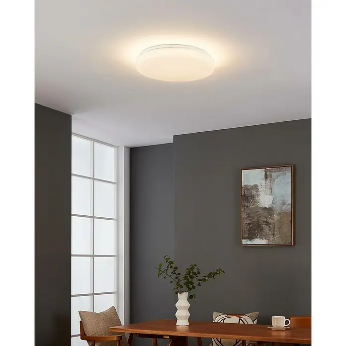 Eglo connect.z LED-Deckenleuchte rund TOTARI-Z - 4,8 W, Warmweiß, Weiß, Ø x H: 380 cm x 70 mm, Dimmbar, IP44 - Eine runde, helle Deckenleuchte erhellt einen modern eingerichteten Raum mit grauen Wänden und einem Holztisch.