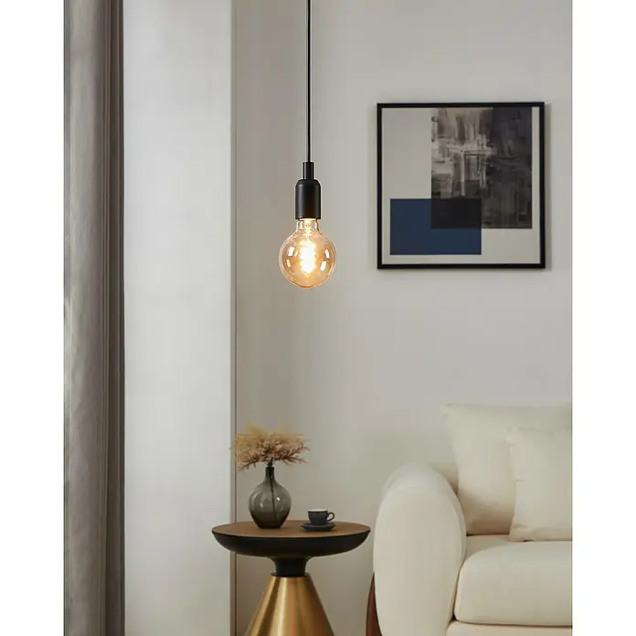 Eglo LED-Lampe G95 - E27, Dimmbar, Warmweiß, 245 lm, 4 W - Nahaufnahme einer Pendelleuchte mit einer Glühbirne im Vintage-Stil, die ein warmes Licht in einem modernen Wohnraum ausstrahlt.