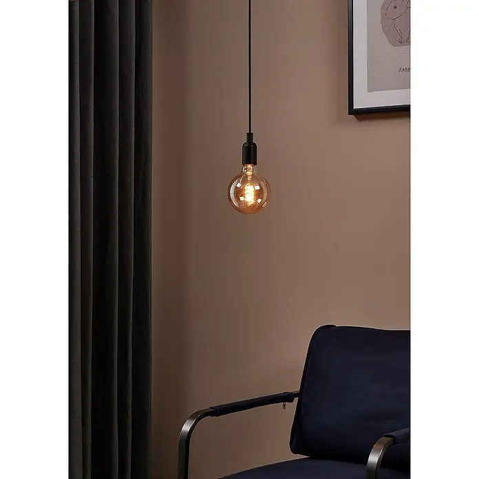 Eglo LED-Lampe G125 - E27, Dimmbar, Warmweiß, 245 lm, 4 W - Nahaufnahme einer Hängelampe mit einer runden Glühbirne, die ein warmes Licht ausstrahlt, und einem modernen schwarzen Lampensockel.