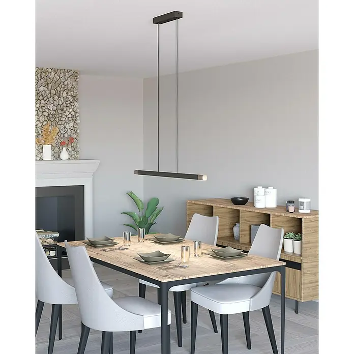 Eglo LED-Pendelleuchte Lisciana - 18 W, L x B x H: 87,5 x 3,5 x 110 cm, Grau, Warmweiß - Esszimmer mit Esstisch, Stühlen und einer modernen schwarzen linearen Pendelleuchte, die über dem Tisch hängt.