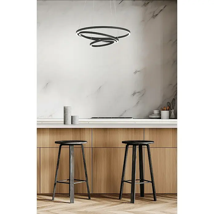 Eglo LED-Pendelleuchte rund Lobinero-Z - Ø x H: 58 x 110 cm, Kaltweiß - Moderne Küchendekoration mit auffälliger, mehrteiliger Ring-Hängeleuchte über einer Küchentheke mit zwei Barhockern.