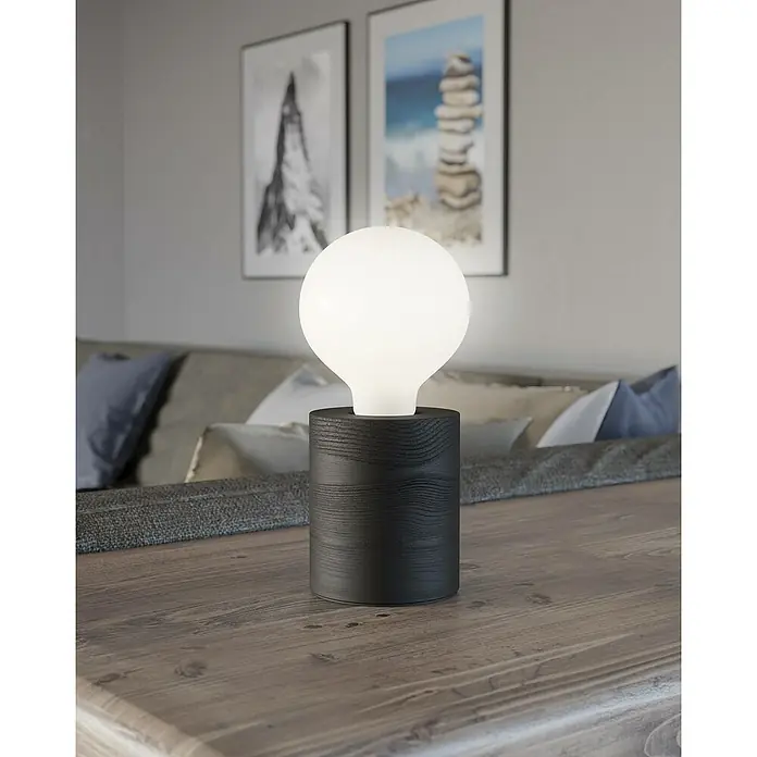 Eglo Lámpara de sobremesa Moderno foco de techo - E27, 85 x 100 mm, Sin bombillas - Lámpara de mesa con pantalla redonda brillante y base cilíndrica de madera, sobre una mesa de madera frente a un sofá.