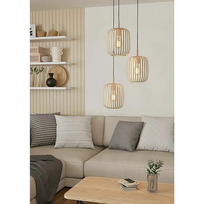 Eglo Romazzina Pendelleuchte - 120 W, Ø x H: 46 x 110 cm, Sand, E27 - Diese Aufnahme zeigt drei moderne Pendelleuchten mit Holzrippendesign über einem gemütlichen Wohnbereich mit Sofa und Couchtisch.