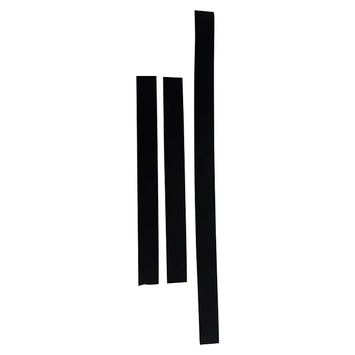 Öko-Tec DichtungszulageRegular, Selbstklebend, Kürzbar - Drei schwarze, rechteckige Prismen unterschiedlicher Höhe erzeugen einen dynamischen visuellen Rhythmus auf schwarzem Hintergrund.