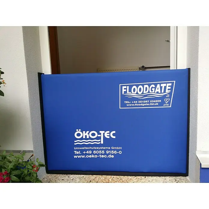 Öko-Tec Dichtungszulage - XL, Selbstklebend, Kürzbar - Nahaufnahme eines installierten Floodgate-Hochwasserschutzsystems in einem Hauseingang.