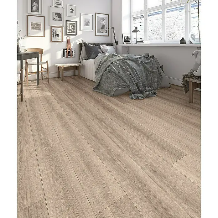 Classen Laminat 731-4 - Eiche Natur grau, Landhausdiele, 1.286 x 194 x 7 mm - Einladendes Schlafzimmer mit hellem Holzboden, der Wärme und Natürlichkeit in den Raum bringt, ideal für eine ruhige Atmosphäre.
