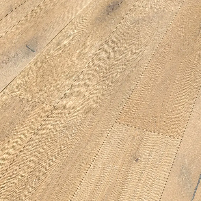 Classen Laminatmuster 731-4 - 300 x 194 x 8 mm, Landhausdiele, Oak Nature - Nahaufnahme eines hellen, natürlich gemaserten Holzfußbodens, der Wärme und rustikale Eleganz ausstrahlt. Perfekt für gemütliche Innenräume.