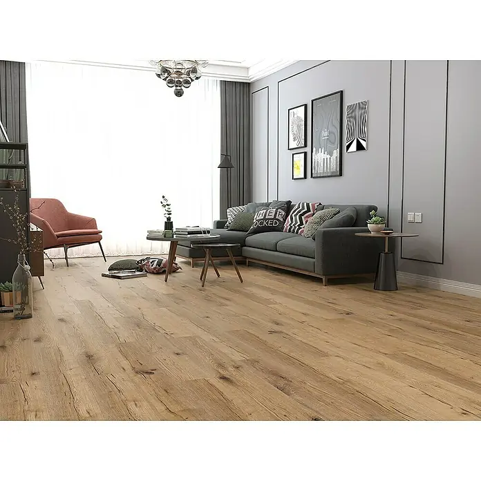 Classen Laminatmuster 731-4 - 300 x 194 x 7 mm, Landhausdiele, White Oak - Wohnzimmer mit Holzboden, grauem Sofa, Sesseln und Akzenten. Die Diele ist in einem hellen Holzton gehalten.