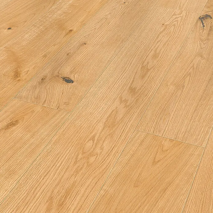 Classen Laminat 731-4 - Eiche Natur gelb, Landhausdiele, 1.286 x 194 x 7 mm - Nahaufnahme eines hellen Holzbodens mit natürlichen Maserungen und Astlöchern, die eine warme und einladende Atmosphäre schaffen.