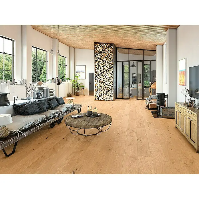 Classen Laminat 731-4 - Eiche Natur gelb, Landhausdiele, 1.286 x 194 x 7 mm - Wohnzimmer mit Parkettboden und Holzelementen an der Wand. Gemütliche Einrichtung mit Sofa und Couchtisch.
