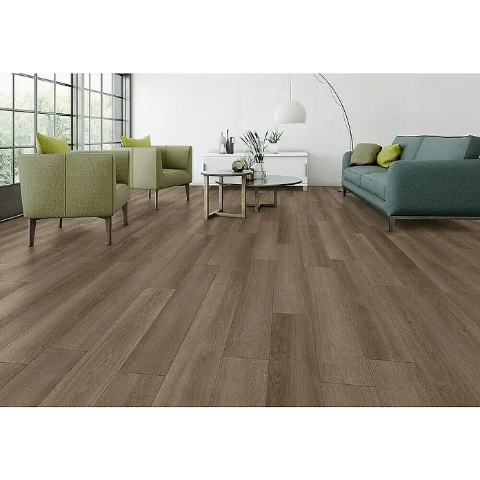Classen Laminatmuster 731-4 - 300 x 194 x 7 mm, Landhausdiele, Nelson - Einladender Raum mit modernem Holzfußboden, grünen Sesseln und einem Sofa. Der warme Farbton des Bodens ergänzt die Einrichtung perfekt.
