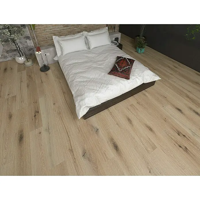 Classen Laminatmuster 731-4 - 300 x 194 x 8 mm, Landhausdiele, Oak Nature - Dieses Bild zeigt ein modern eingerichtetes Schlafzimmer mit einem stilvollen Bett und einem schönen Holzboden. Die Bettwäsche ist weiß und wirkt sehr einladend.