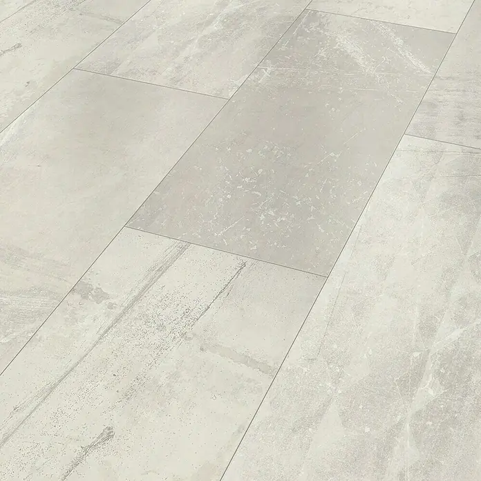 Classen Laminat Visiogrande - Modern bright, 604 x 280 x 8 mm - Nahaufnahme von hellgrauen, rechteckigen Bodenfliesen mit einer dezenten Marmorierung für ein modernes Wohnambiente.