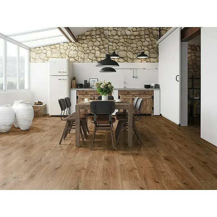 Classen Laminat 831-4 - Oak Rustic dark, Landhausdiele, 1.286 x 194 x 8 mm - Einladendes Esszimmer mit Holzboden, Esstisch mit Stühlen und einer stilvollen Küchenzeile im Hintergrund. Harmonisches Interieur.