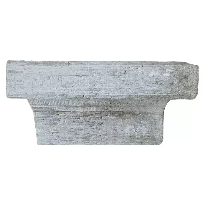 Diephaus L-Stein - 24 cm, 40 cm, Grau - Graues, witterungsbeständiges Betonfertigteil mit Brettschalungsstruktur und gestuftem Profil.