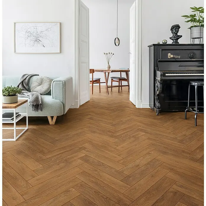 Krono Original Laminat Super Natural - Harlech Oak, Landhausdiele, 1.288 x 195 x 8 mm - Einladendes Wohnzimmer mit hellblauem Sofa, Holztisch und einem eleganten Klavier auf einem stilvollen Fischgrätparkett.