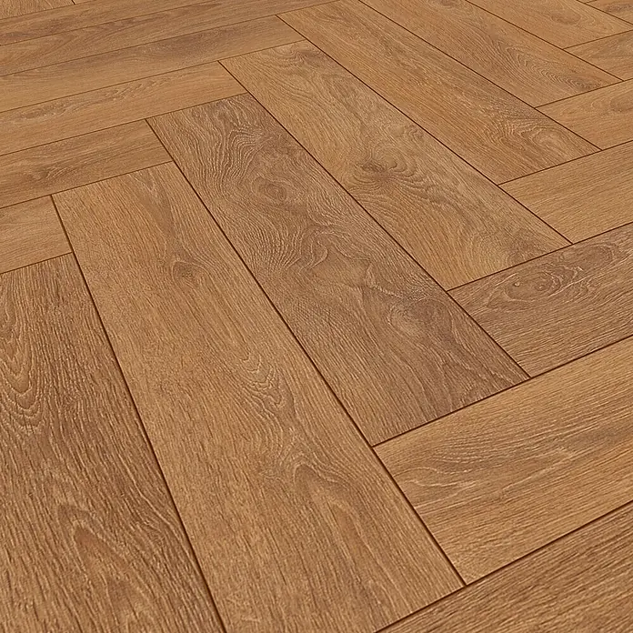 Krono Original Laminatmuster Herringbone Harlech Oak - 297 x 126 x 8 mm, Landhausdiele, Harlech Oak - Nahaufnahme eines Parkettbodens mit einem Fischgrätenmuster in warmen Brauntönen, der eine gemütliche und klassische Atmosphäre ausstrahlt.