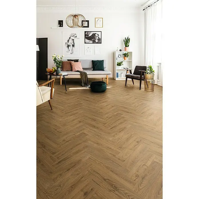 Krono Original Laminat Herringbone - Inca Carpenter Oak, Fischgrät, 630 x 126 x 8 mm - Helle Wohnraumansicht mit Fokus auf dem eleganten, hellbraunen Fischgrätparkett, das Wärme und Stil ausstrahlt.
