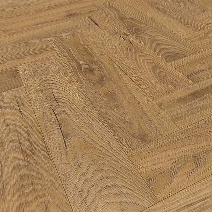 Krono Original Laminat Herringbone - Inca Carpenter Oak, Fischgrät, 630 x 126 x 8 mm - Bild von goldbraunem Fischgrätparkettboden, der die natürliche Holzstruktur und das elegante Muster hervorhebt.