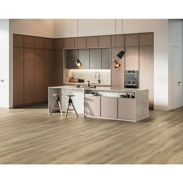 Krono Original Laminat Organic Clever Silent - Ashland Oak, Landhausdiele, 1.288 x 195 x 7 mm - Helle Holzböden im modernen Küchendesign. Die natürliche Holzoptik schafft eine warme und einladende Atmosphäre im Raum.
