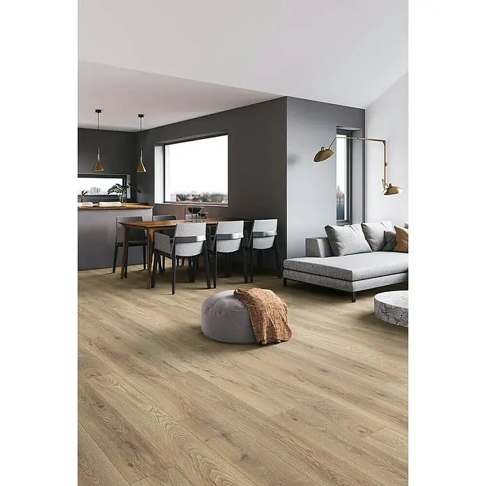 Krono Original Laminat Organic Clever - Ashland Oak, Landhausdiele, 1.288 x 195 x 6 mm - Elegantes Wohnzimmer mit hellbraunem Laminatboden, das eine warme und einladende Atmosphäre schafft. Der Boden harmoniert perfekt mit dem modernen Interieur.