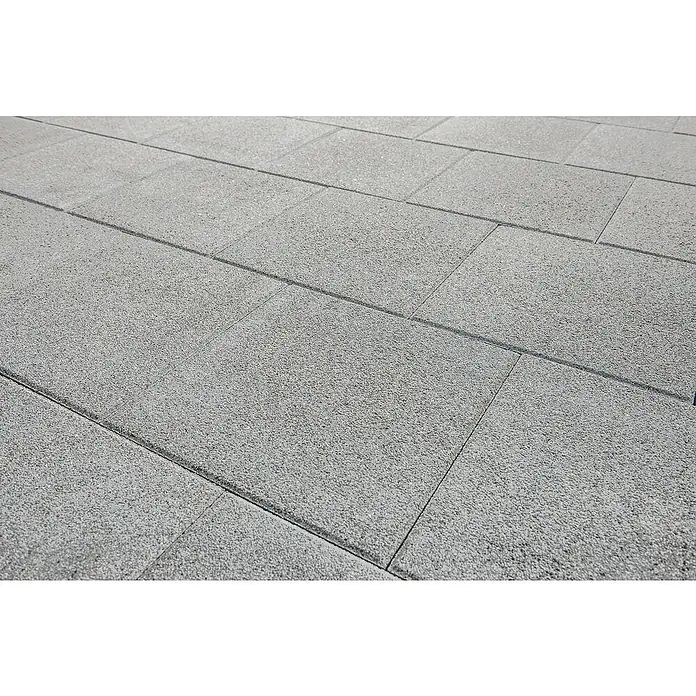 Diephaus Terrassenplatte Phoenix - 40 x 40 x 4 cm, Quarzanthrazit, Beton - Graue Pflastersteine im Detailansicht. Die Steine sind rechteckig und haben eine raue, leicht körnige Oberfläche mit feinen Fugen dazwischen.