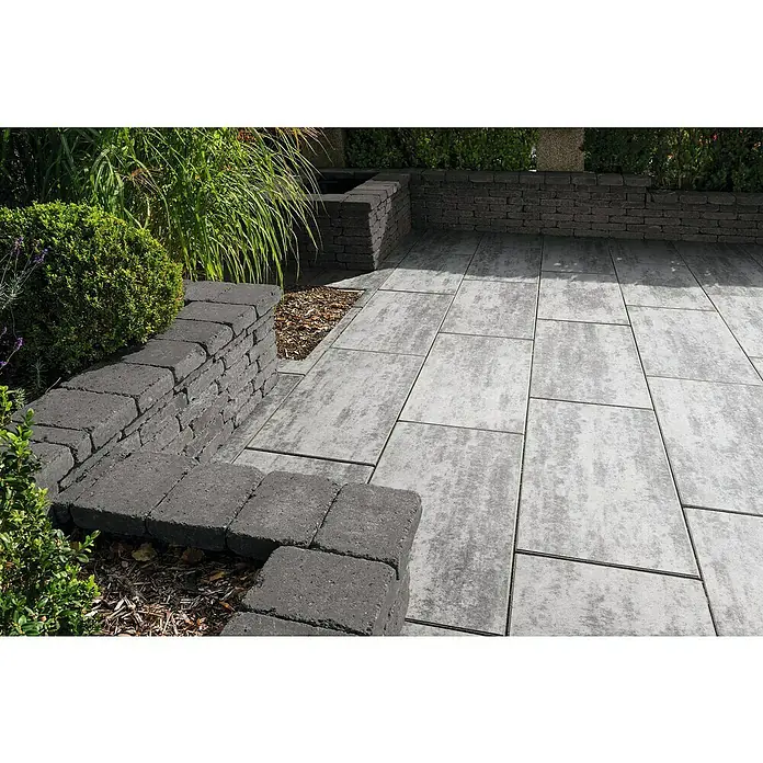 Diephaus Terrassenplatte Vallejo - 80 x 40 x 4 cm, Weiß/Schwarz, Beton - Hier ist ein Bild von grauen Betonpflastersteinen, die ein elegantes, modernes Aussehen erzeugen. Die Pflastersteine sind von hoher Qualität.