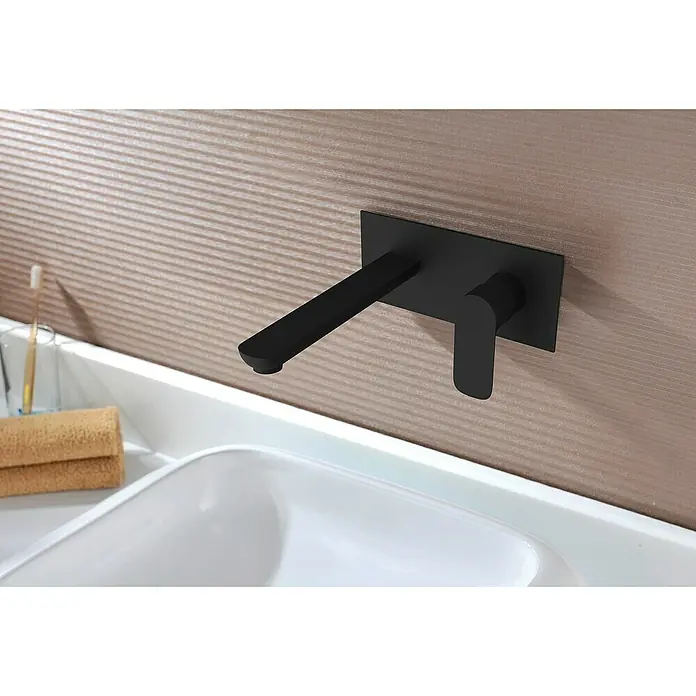 IO Cassio Grifo de lavabo Cassio - Negro - Grifo negro de pared sobre un lavabo.