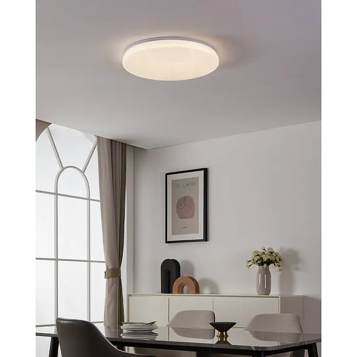 Eglo connect.z LED-Deckenleuchte rund TOTARI-Z - 44,8 W, Ø x H: 530 mm x 7 cm, Weiß - Eine moderne, runde Deckenleuchte mit Sternenmuster, die ein helles und einladendes Licht in den Raum wirft.