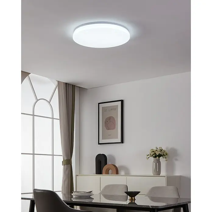 Eglo connect.z LED-Deckenleuchte rund TOTARI-Z - 44,8 W, Ø x H: 530 mm x 7 cm, Weiß - Nahaufnahme einer runden Deckenleuchte, die ein helles und gleichmäßiges Licht in einem modern eingerichteten Raum spendet.