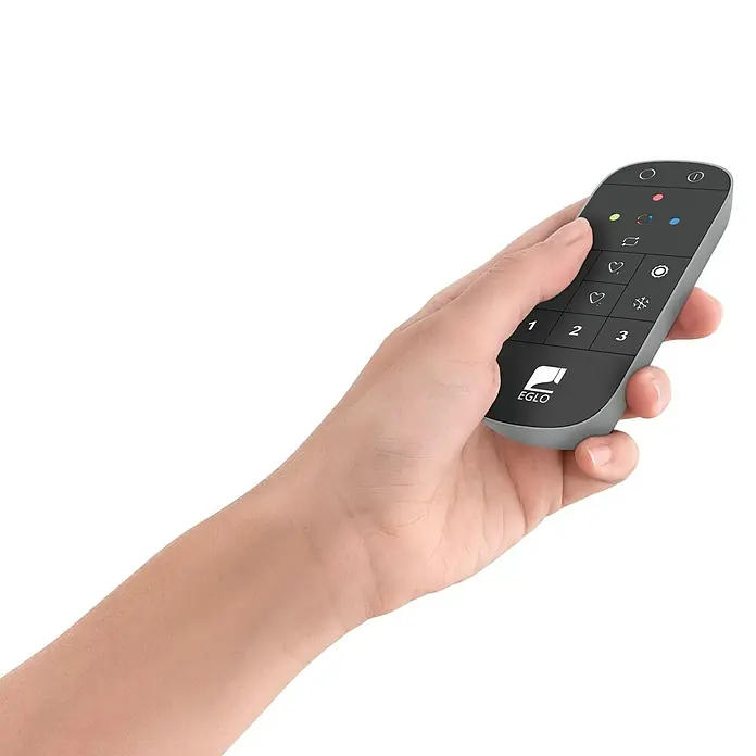 Eglo connect.z Fernbedienung - Grau - Eine Hand hält eine EGLO Fernbedienung mit verschiedenen Knöpfen und Funktionen zur Steuerung von Leuchten.