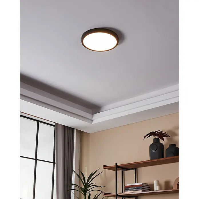 Eglo connect.z LED-Deckenleuchte FUEVA-Z rund19,5 W, Ø x H: 285 x 28 mm, Schwarz, Rund - Eine runde Deckenleuchte mit dunklem Rand und hellem, diffusen Licht ist an einer weißen Decke montiert.