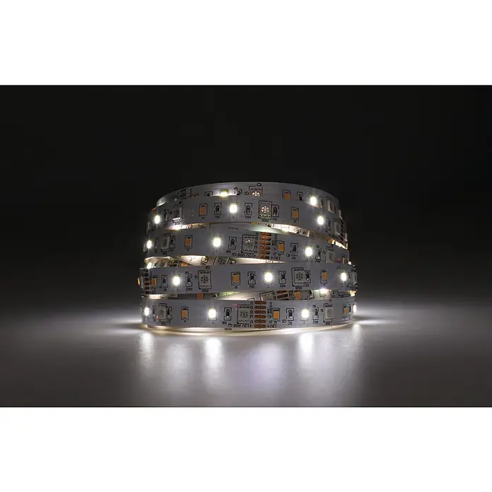 Eglo connect.z LED-Band - Länge: 500 cm, Lichtfarbe: RGBW, 1.250 lm - Nahaufnahme einer LED-Streifenleuchte, die warmes Licht ausstrahlt. Ideal für stimmungsvolle Beleuchtung im Innenbereich.