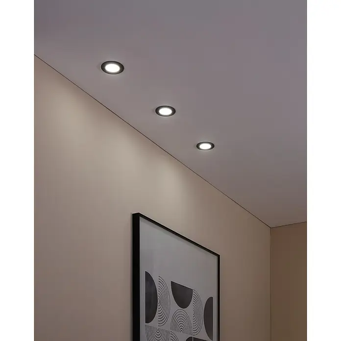 Eglo connect.z LED-Einbauleuchten-Set rund Fueva - Ø x H: 85 x 26 mm, 3 Stk., Mehrfarbig, Schwarz - Diese Nahaufnahme zeigt drei runde Deckeneinbaustrahler, die ein warmes Licht in einem modernen Raum spenden.