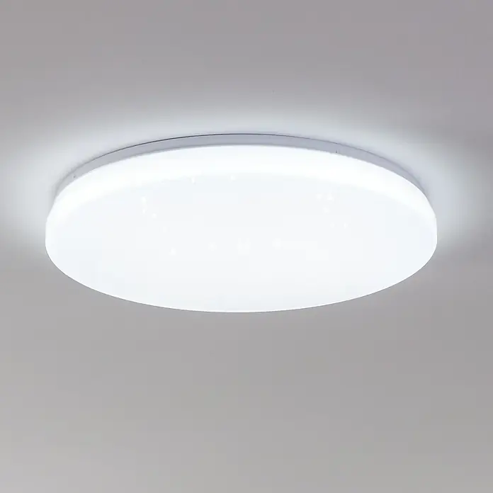 Eglo connect.z LED-Deckenleuchte rund TOTARI-Z - 44,8 W, Ø x H: 530 mm x 7 cm, Weiß - Deckenleuchte: Eine runde, weiße Deckenleuchte ist an einer hellgrauen Decke montiert und strahlt ein helles, gleichmäßiges Licht aus.
