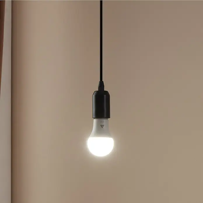 Eglo connect.z Smart-LED-Lampe Zigbee RGB/CCT - E14, Dimmbarkeit: Nicht Dimmbar, RGBW, 470 lm, 4,9 W - Nahaufnahme einer hell leuchtenden LED-Glühbirne mit schwarzer Fassung, die an einem Kabel von der Decke hängt.