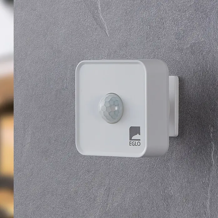 Eglo Connect LED-Lampe - Ausstrahlungswinkel: 120 °, IP44, 7,5 x 7 x 7,5 cm - Nahaufnahme eines EGLO Bewegungsmelders an einer grauen Wand.
