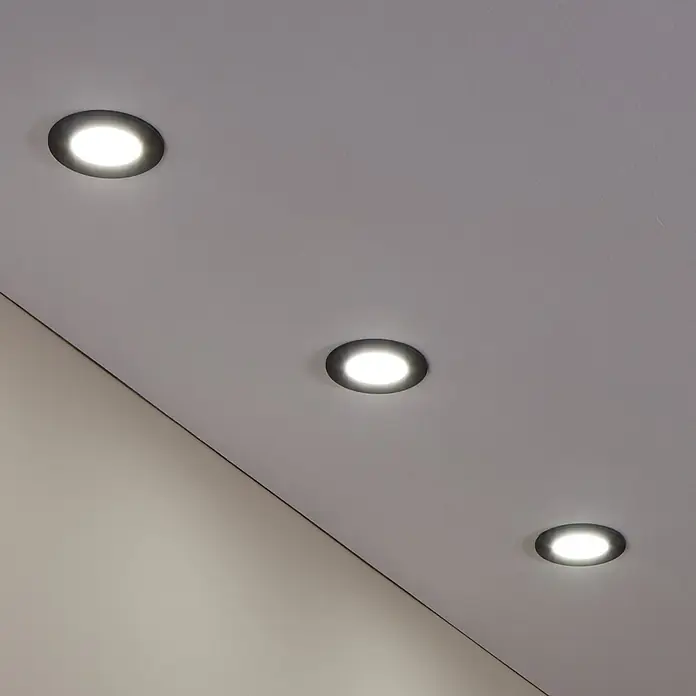 Eglo connect.z LED-Einbauleuchten-Set rund Fueva - Ø x H: 85 x 26 mm, 3 Stk., Mehrfarbig, Schwarz - Deckenleuchten: Eine Reihe von drei runden Deckenleuchten mit dunklen Rahmen erhellen den Raum und sorgen für modernes Ambiente.