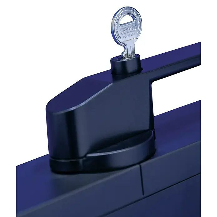 Abus Funk-Türschlossantrieb Wintecto one FCA4100 BK - Geeignet für: Fenster, Schwarz, Bedienung: Über App - Nahaufnahme eines ABUS-Fensterschlosses mit Schlüssel. Bietet Sicherheit und Schutz für Ihr Zuhause mit diesem hochwertigen Fensterschloss.