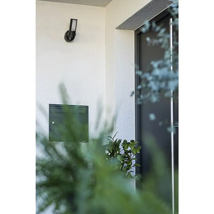 Abus Überwachungskamera PPIC46520 BK - IP66 - Nahaufnahme einer modernen Hausfassade mit Briefkasten und Außenleuchte.
