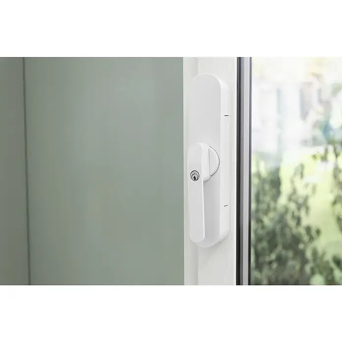 Abus Funk-Türschlossantrieb Wintecto one FCA4100 W - Geeignet für: Fenster, Weiß, Bedienung: Über App - Nahaufnahme eines weißen abschließbaren Fenstergriffs mit Blick nach draußen, der Sicherheit und Komfort für Ihr Zuhause bietet.