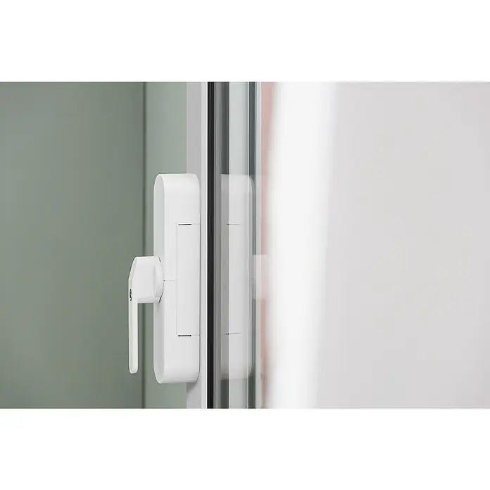Abus Funk-Türschlossantrieb Wintecto one FCA4100 W - Geeignet für: Fenster, Weiß, Bedienung: Über App - Nahaufnahme eines weißen Fenstergriffs an einem modernen Fenster. Ein minimalistisches Design sorgt für einen klaren Look.