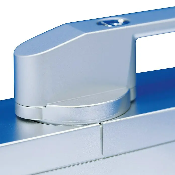 Abus Funk-Türschlossantrieb Wintecto one FCA4100 S - Geeignet für: Fenster, Silber, Bedienung: Über App - Nahaufnahme eines silberfarbenen Türgriffs aus Metall. Der Griff ist elegant und modern gestaltet und scheint robust zu sein.