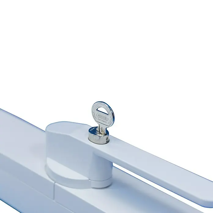 Abus Funk-Türschlossantrieb Wintecto one FCA4100 W - Geeignet für: Fenster, Weiß, Bedienung: Über App - Nahaufnahme eines ABUS Fenstergriffs mit Schlüssel, der Sicherheit und Komfort vereint. Ideal für Ihr Zuhause!
