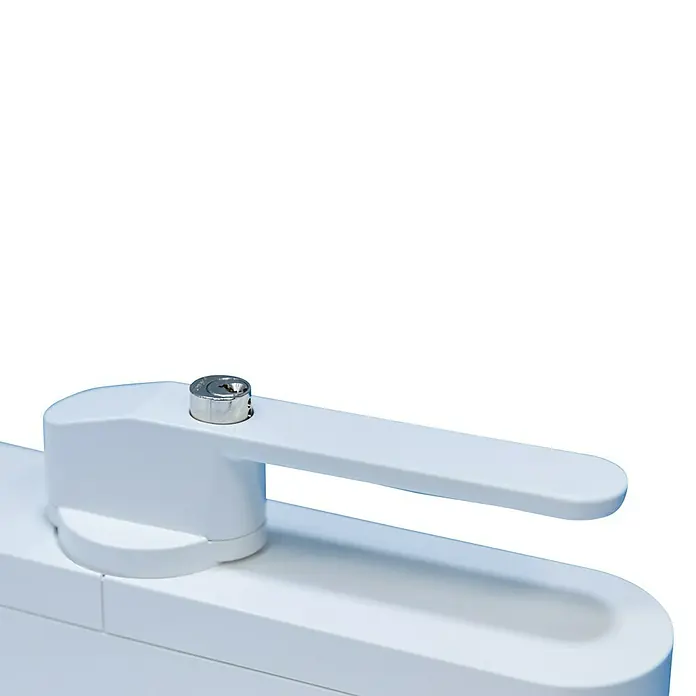 Abus Funk-Türschlossantrieb Wintecto one FCA4100 W - Geeignet für: Fenster, Weiß, Bedienung: Über App - Nahaufnahme des weißen Fenstergriffs mit silbernem Schloss, ideal für die Sicherheit Ihres Zuhauses.