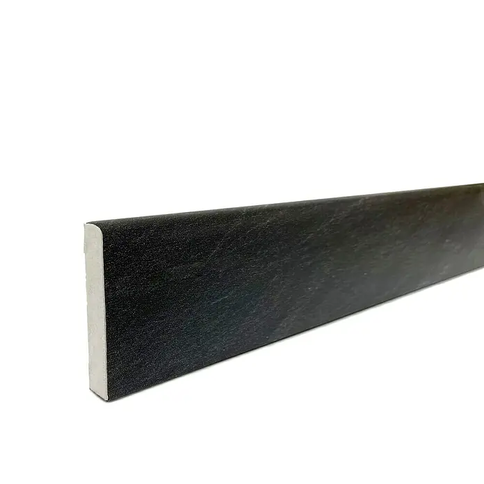 Bariperfil Cornisa Pizarra - 2,05 m x 6 mm x 4 cm - Primer plano de un zócalo de madera negro con bordes redondeados, perfecto para interiores modernos. Diseño elegante para cada habitación.
